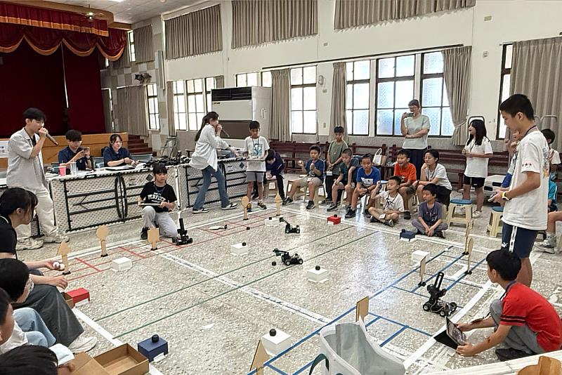 圖說:學生參與機器人自走車成果競賽，展現操作能力、策略思考與團隊合作成果。