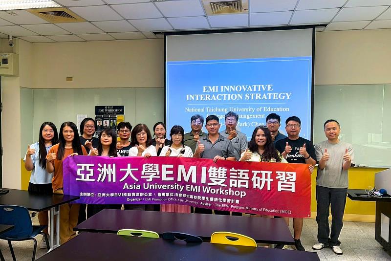 台中教育大學陳睿昱老師與參與教師於活動現場合影。第一排右一起為語文教學研究發展中心陳淑娟主任、陳睿昱老師
