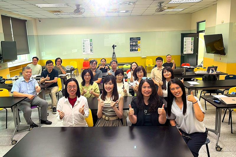 國立臺灣大學心理學系周珮雯專案副教授以「如何激發學生主動學習：Active Learning Turning Learning Objectives into Action」為題，帶領教師思考如何將學習目標轉化為課堂行動。圖為講者與參與教師於課程後合影。第一排左起語發中心林孟煒老師、周珮雯老師、語發中心陳淑娟主任。