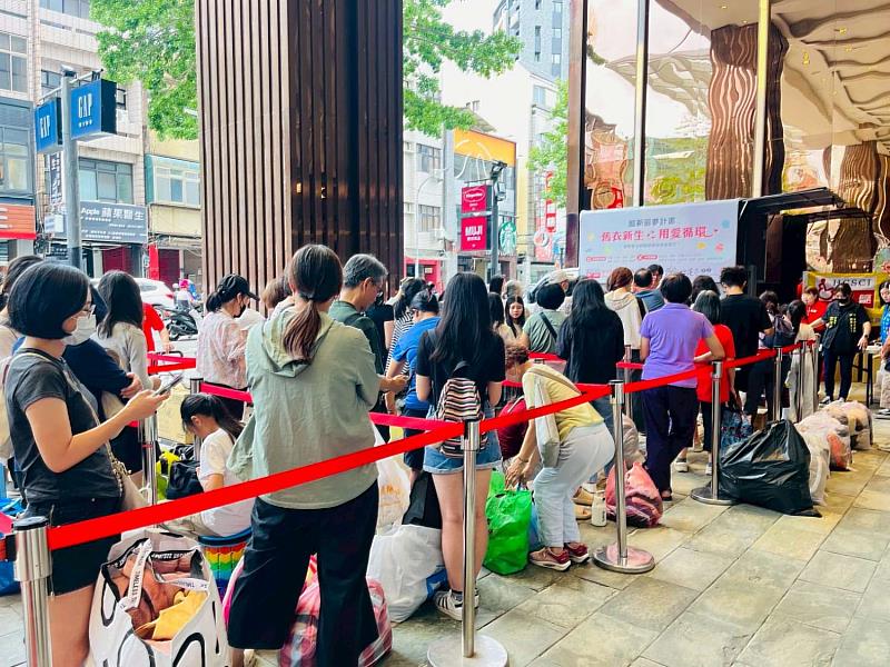 民眾排隊捐贈舊衣,以實際行動支持資源循環與公益行動。