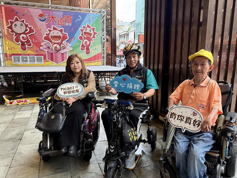 新竹市脊髓損傷者協會理事長阮汶芳與協友出席舊衣回收公益活動。