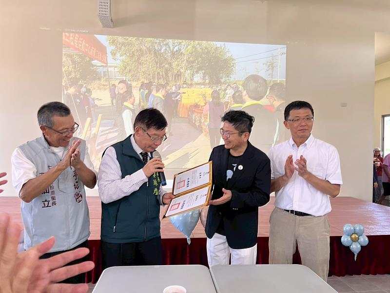 臺南市副市長姜淋煌(左2)頒發感謝狀予崑山科大深耕型USR計畫主持人楊泰和學務長(右2)，肯定USR團隊的貢獻