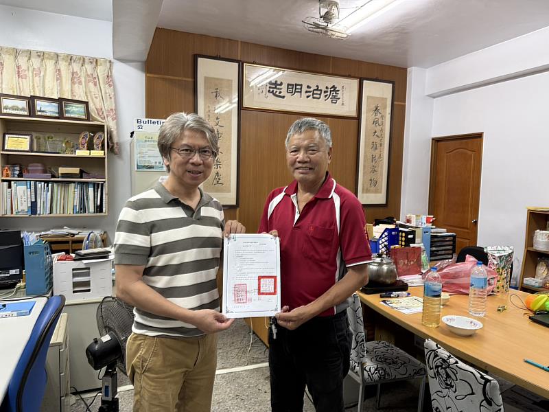 創媒學院邱國峻院長(左)與鹿耳社區發展協會蔡登進理事長(右)代表簽署MOU