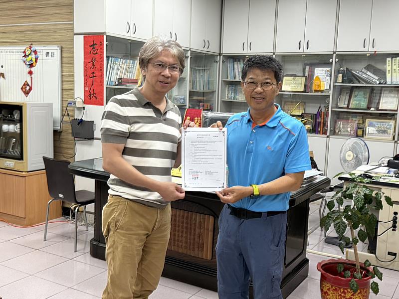 創媒學院邱國峻院長(左)與顯宮國小何志中校長(右)代表簽署MOU