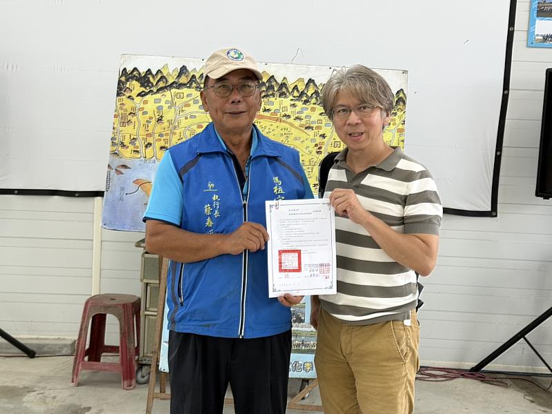 崑大創媒學院邱國峻院長(右)與鹿耳門生態旅遊發展協會蔡春風理事長(左)代表簽署MOU