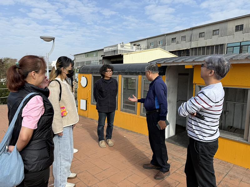 鹿耳社區發展協會蔡登進理事長(右2)為大家說明此區的特色特點