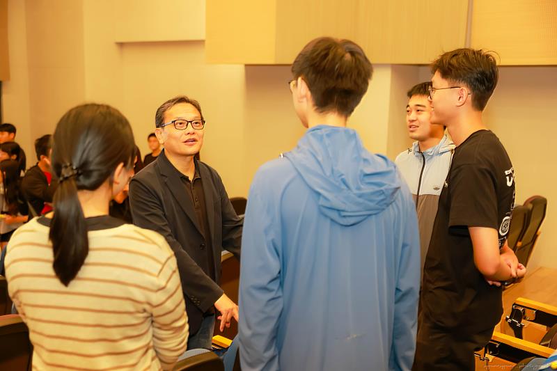 自組團隊與臺南青年志工中心主任暨崑山科大行政副校長鐘俊顏進行諮詢與交流