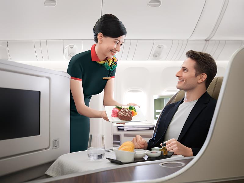 長榮航空秉持精進服務品質的初心,呈現給旅客五星級的優質服務和飛行體驗。