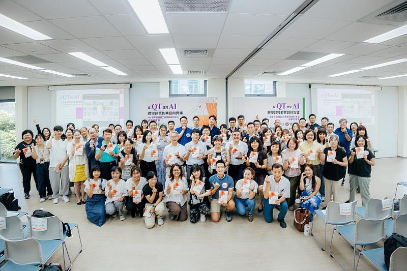 葉信村組長、普高工作圈主持人卯靜儒教授與各場次主持及發表參與師長大合照
