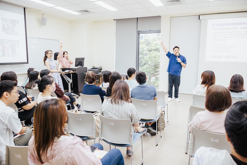 Photo 學科中心研發團隊進行QTXAI實作分享