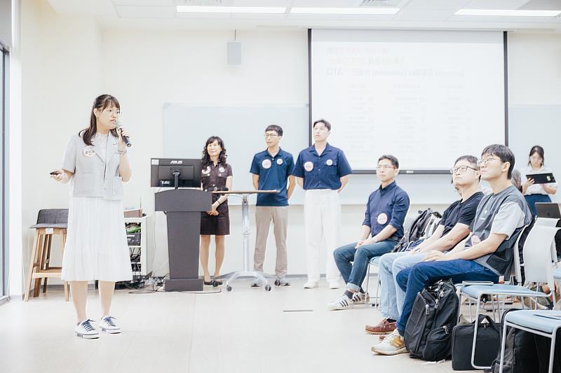 學科中心研發團隊進行QTXAI實作分享