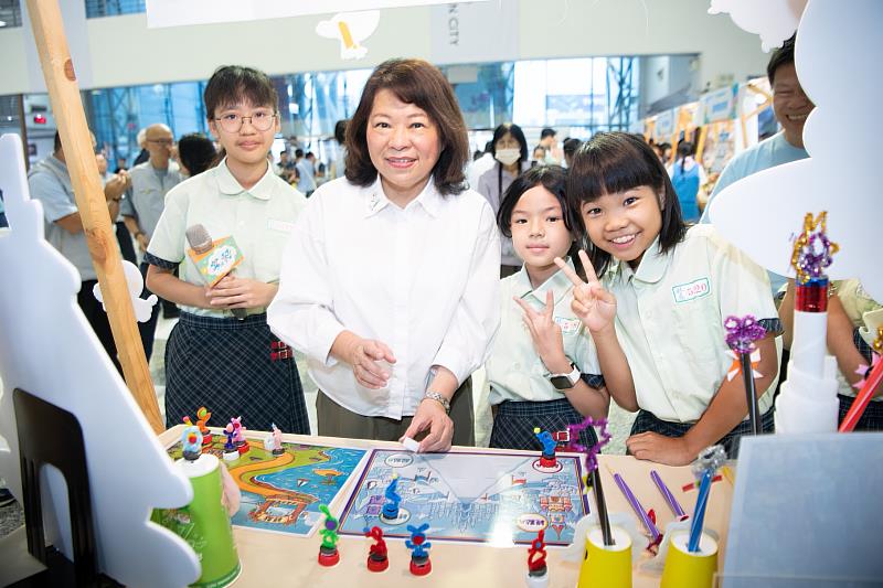 黃敏惠市長陪伴學童一起探索科學