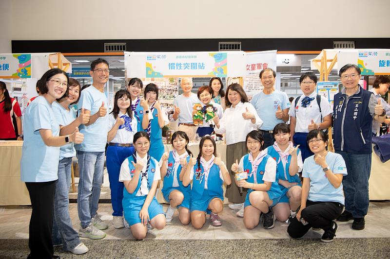 黃敏惠市長陪伴學童一起探索科學