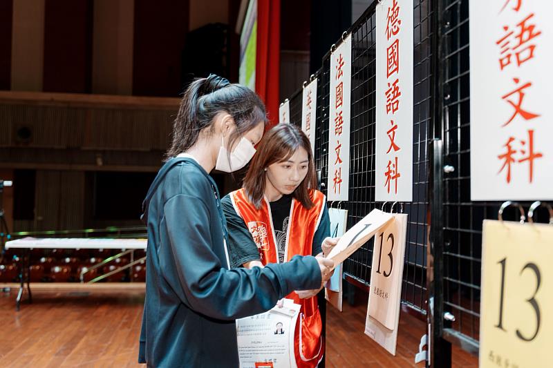 文藻外語大學8日舉辦「115學年度南區五專聯合免試入學現場報到分發」作業，吸引全國優秀國中畢業生到場撕榜。