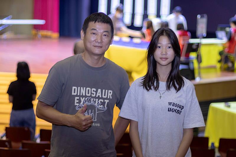 考生江恩瑜（右）在父親陪同下參與文藻五專聯合免試入學撕榜，順利錄取日本語文科。江父肯定文藻辦學品質與學習環境，鼓勵孩子選擇文藻就讀。