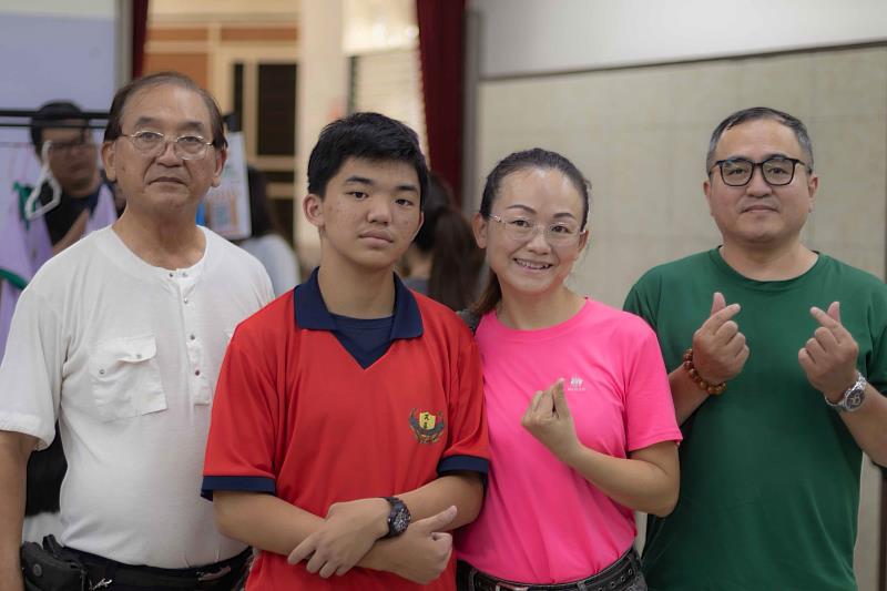 考生許惠淯（左二）在媽媽及家人陪同下參與文藻五專聯合免試入學撕榜，順利錄取英國語文科。許惠淯將選修德語副修，培養跨文化溝通能力，拓展國際發展視野。