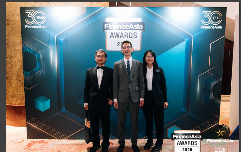 永豐金證券榮獲FinanceAsia 2026大獎。圖中為通路暨財富管理事業處副總經理高政雍；左為證券（亞洲）營運處副總經理游兆源；右為通路暨財富管理事業處業務管理部資深襄理許琇棻。