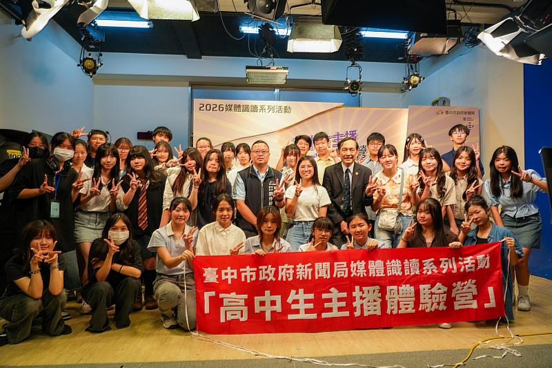 逾百位高中生挑戰主播夢，近距離感受新聞播報及影視傳播工作的魅力。