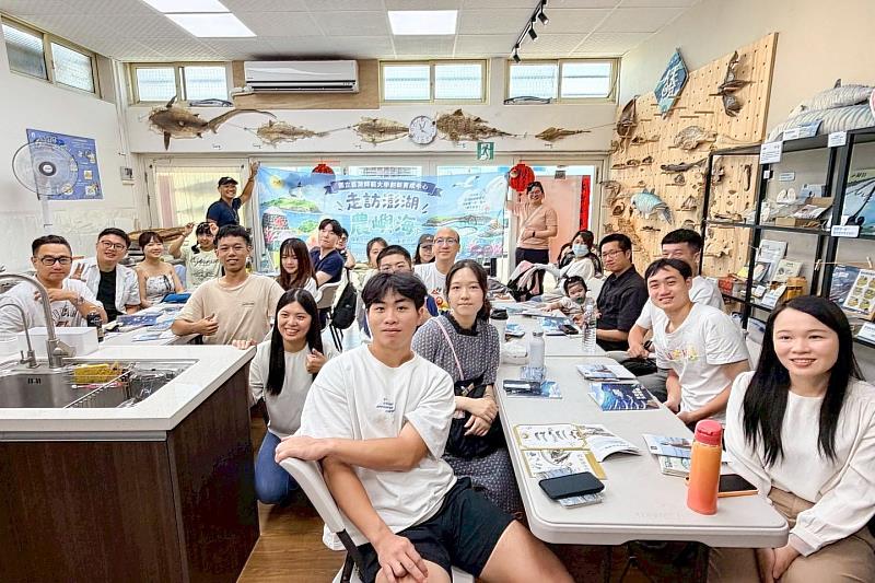 臺師大師生赴澎湖企業參訪，與地品牌「年年有鰆」創辦人巫佳容小姐合影。