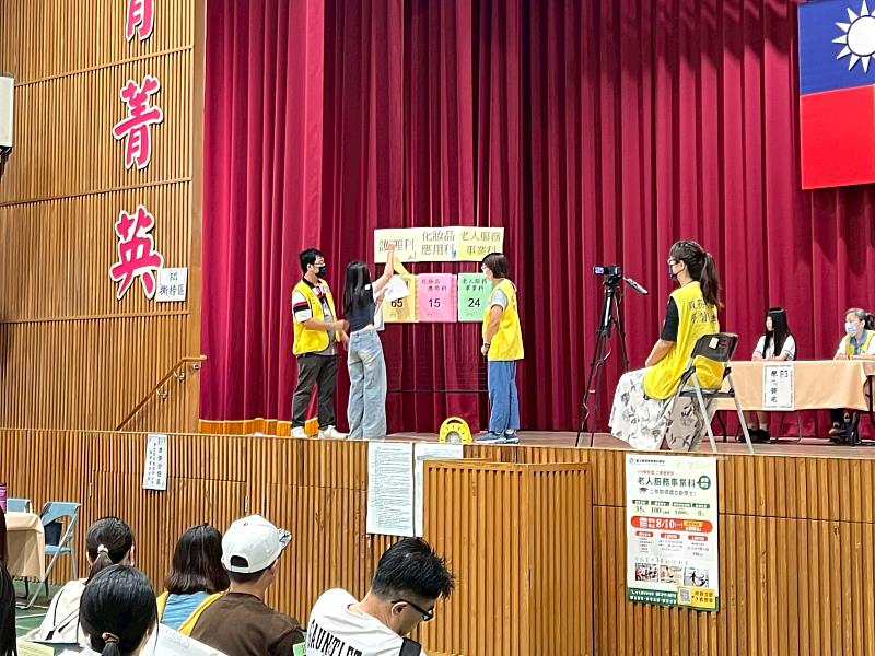 錄取學生於現場依序完成撕榜