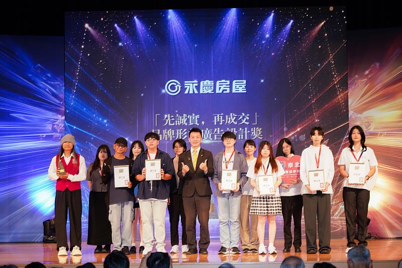 永慶房屋人資部協理塗振宏(中)與第35屆時報金犢獎的得獎同學合影留念。