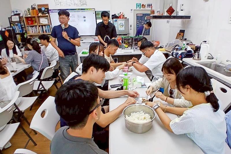 澎湖在地品牌「海鳥愛吃」創辦人林子揚先生分享創業歷程、產品開發及品牌經營經驗。