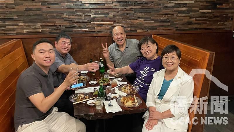 徐佳青逐桌與僑胞互動，交流意見