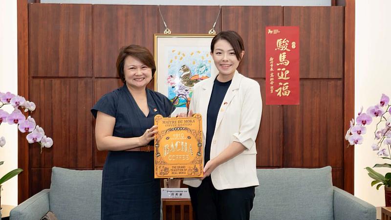 符代表回贈咖啡禮盒予市長高虹安。