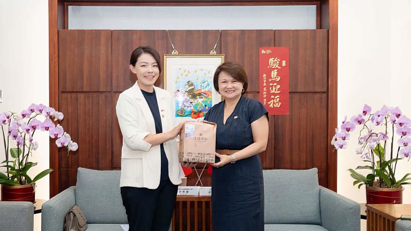 市長高虹安致贈米粉禮盒予符代表。