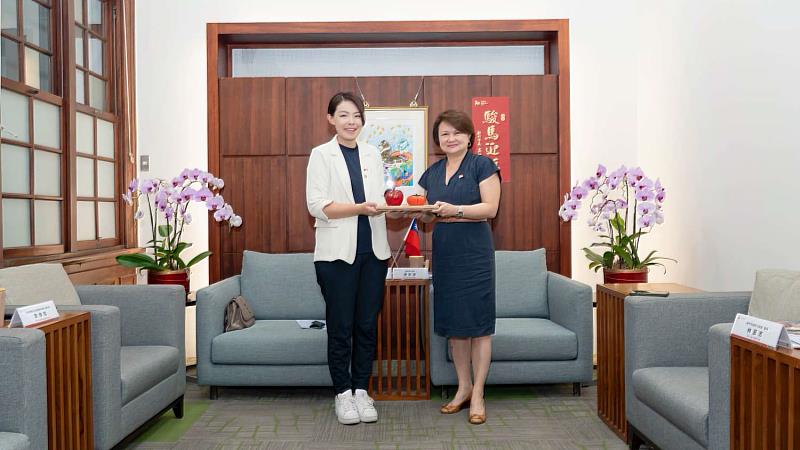 市長高虹安致贈禮品一柿蘋安予符代表。