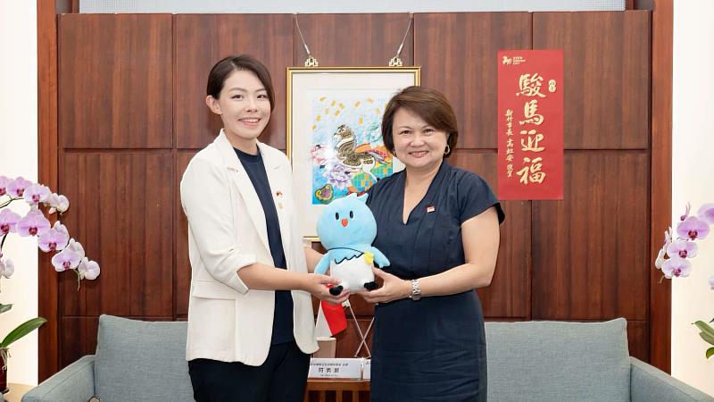 市長高虹安致贈吉祥物皮卡玩偶予符代表。