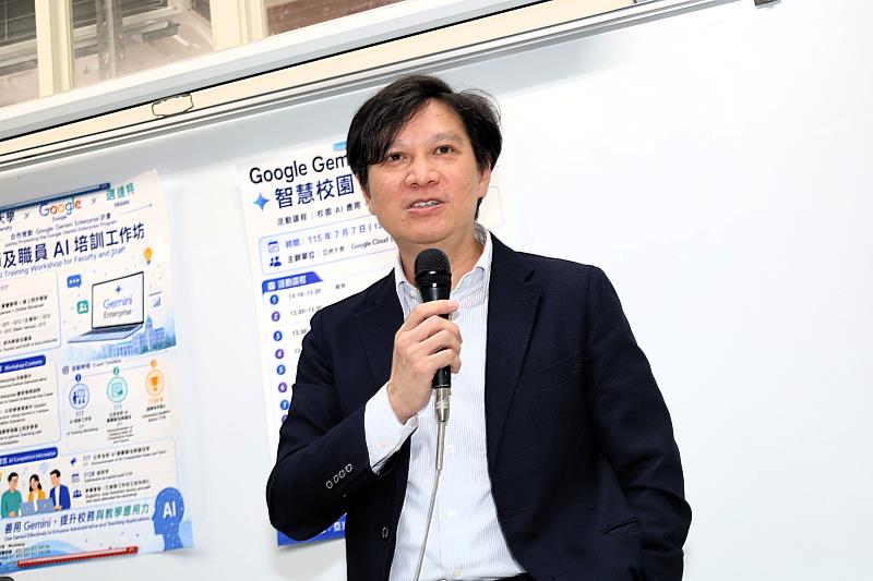 邁達特董事長曾文興說明產業協作，助力亞大智慧校園升級。