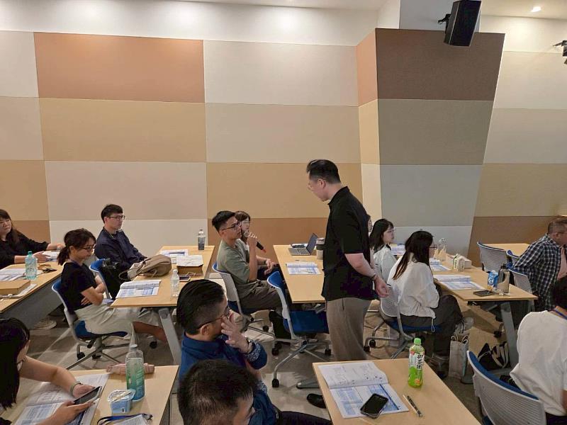 講師引導學員進行實作演練與即時回饋,現場互動熱絡,讓學員在交流中深化學習。