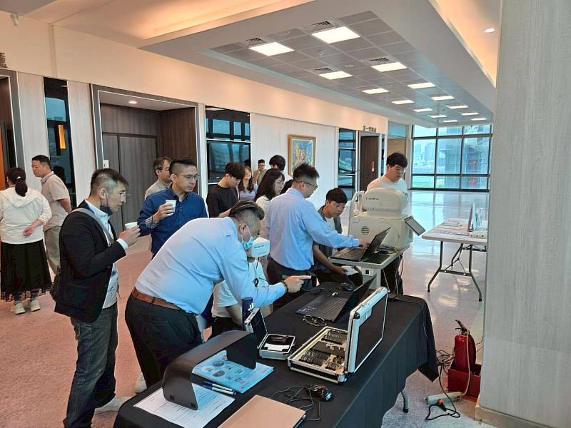 知名鏡片與儀器廠商於現場展示最新近視管理設備與產品,讓學員近距離了解產業技術發展。