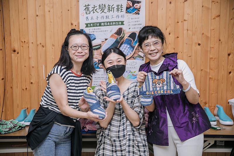 參與者展示舊衣原本的布料轉變為鞋子。