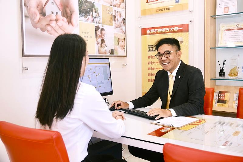 顏澤認為，「誠實不是選擇，而是原則」，唯有站在客戶立場服務，才能建立長久信任。圖片來源：永慶房產集團