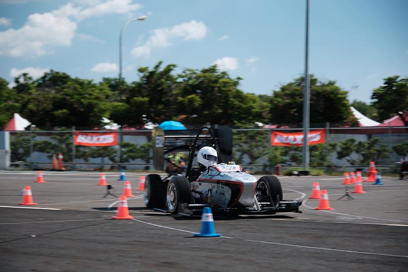 車隊於八字繞環（Skidpad）項目中進行操駕，考驗車輛操控性能與車手穩定性。