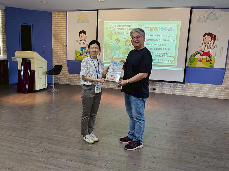 鳳林國小唐偉成校長(右)頒贈感謝狀予文藻外大師資培育中心周宜佳主任(左)     