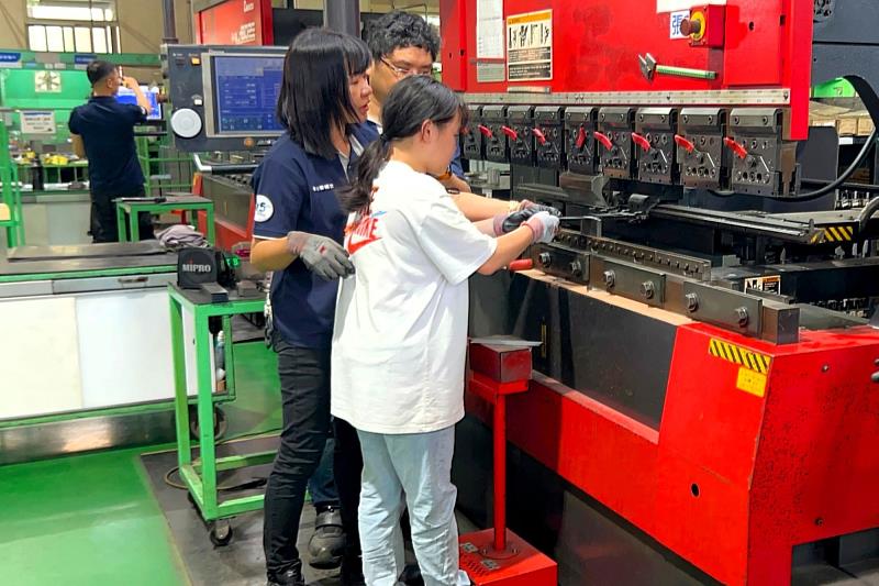 同學實地體驗折床機台的板金技術