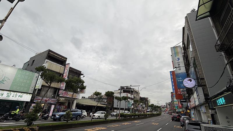 信義房屋內壢店專員徐誠鴻表示，內壢商圈發展已久，機能成熟，居住族群以自住剛需為主。