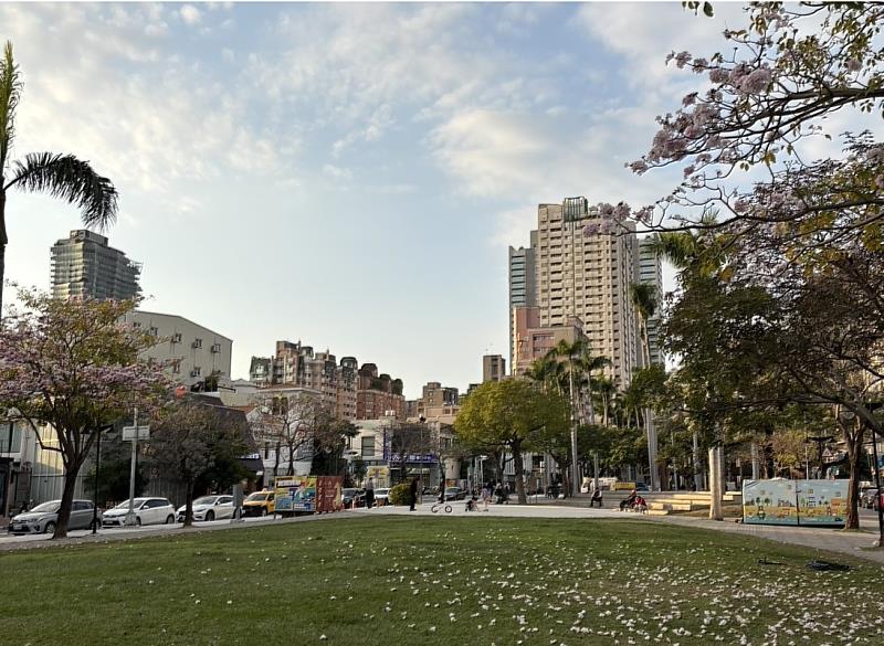 國美館商圈具備國美館、學區、傳統市場與餐飲等機能,且鄰近草悟道,生活便利性高。由於開發成熟,住宅產品相當多元。