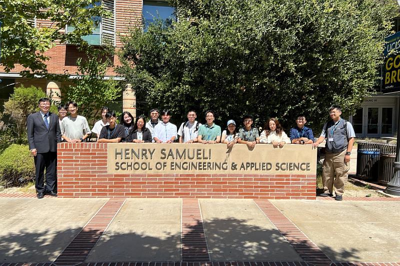 亞洲大學「UCLA 生醫工程 × 量子科學菁英計畫」學員於 UCLA 亨利·薩繆里工程及應用科學學院前合影。