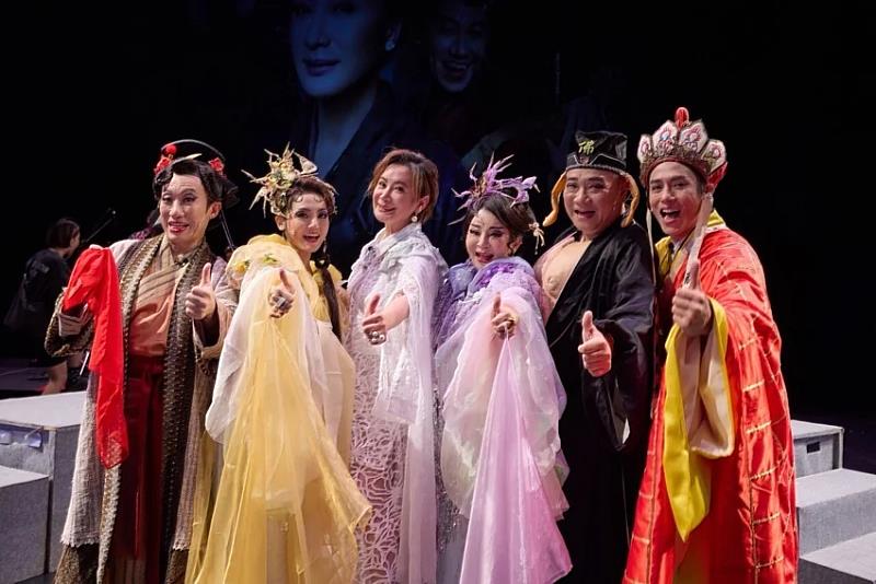 《女俠俱樂部》集結郭子乾、王彩樺、白雲、金鐘視帝莊凱勛、Dora謝雨芝等藝人，記錄他們從零開始挑戰歌仔戲的排練過程。