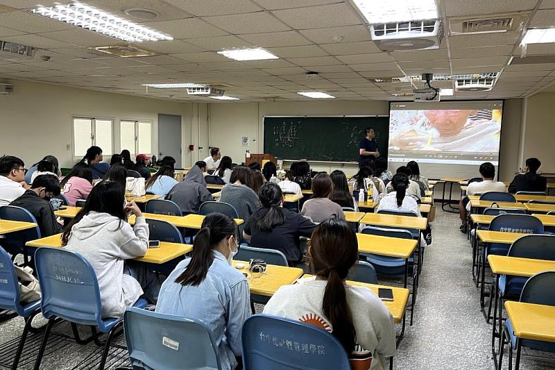 健管系邀請業師分享實務經驗，協助學生順利銜接職場。