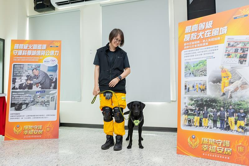 竹市消防局同仁與搜救犬Fenfen。