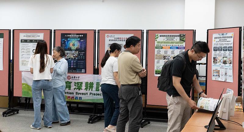 南華大學舉辦112級跨領域學獎分學程成果發表會,各學程透過海報展現特色及成果。