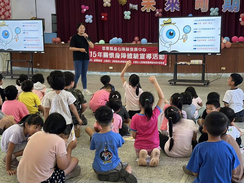 元培視光系前往苗栗縣西湖國小舉辦視力保健講座，學童熱烈舉手互動，讓護眼衛教知識融入日常生活中。