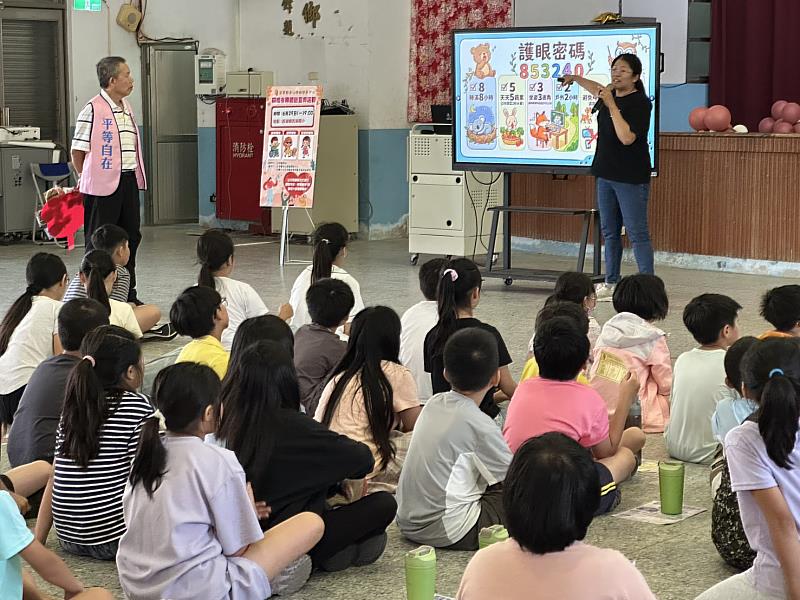 元培視光系姚辰姍老師以「護眼密碼」提醒苗栗縣西湖國小學童落實日常視力保健。