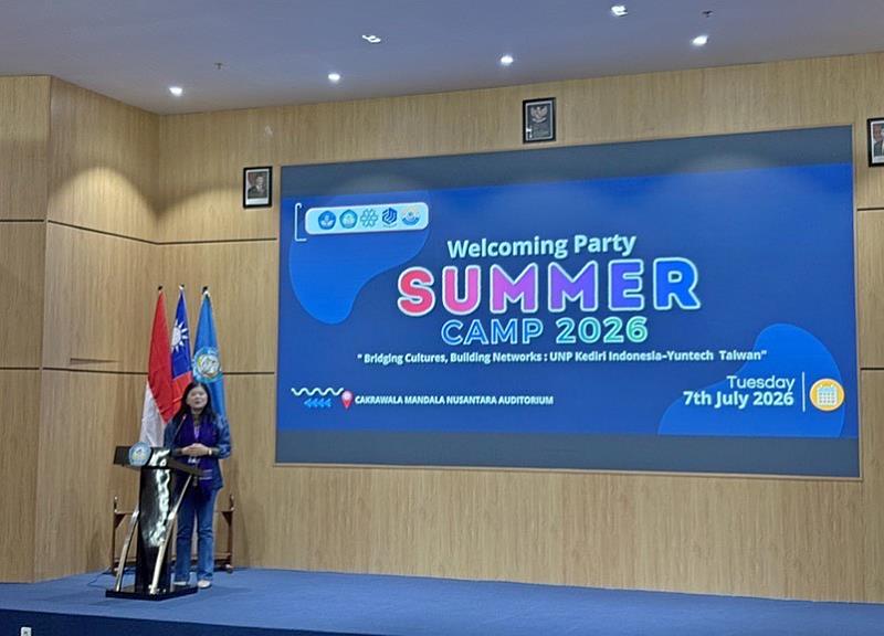 國際處黃貞元組長於印尼UNP Kediri「2026 International Summer Camp」歡迎晚會致詞，勉勵學生把握國際交流機會，深化跨文化學習與國際合作