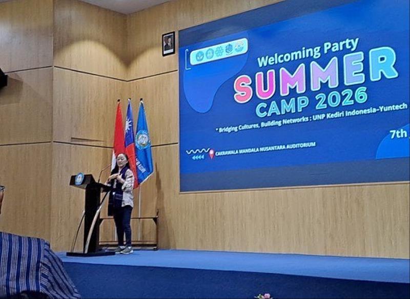 國立雲林科技大學林蘭東學務長於印尼UNP Kediri「2026 International Summer Camp」歡迎晚會致詞,揭開兩校第二屆國際夏令營序幕,展現臺印高等教育合作成果